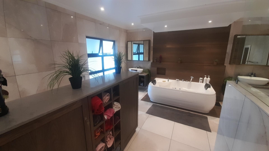 6 Bedroom Property for Sale in Birdwood Estate North West